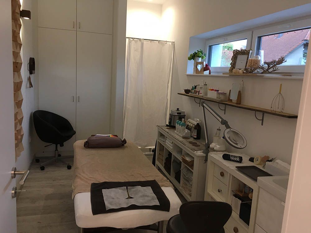 Dorfschönheit - Naturlich gepflegt - Kosmetik-Fusspflege -Massage